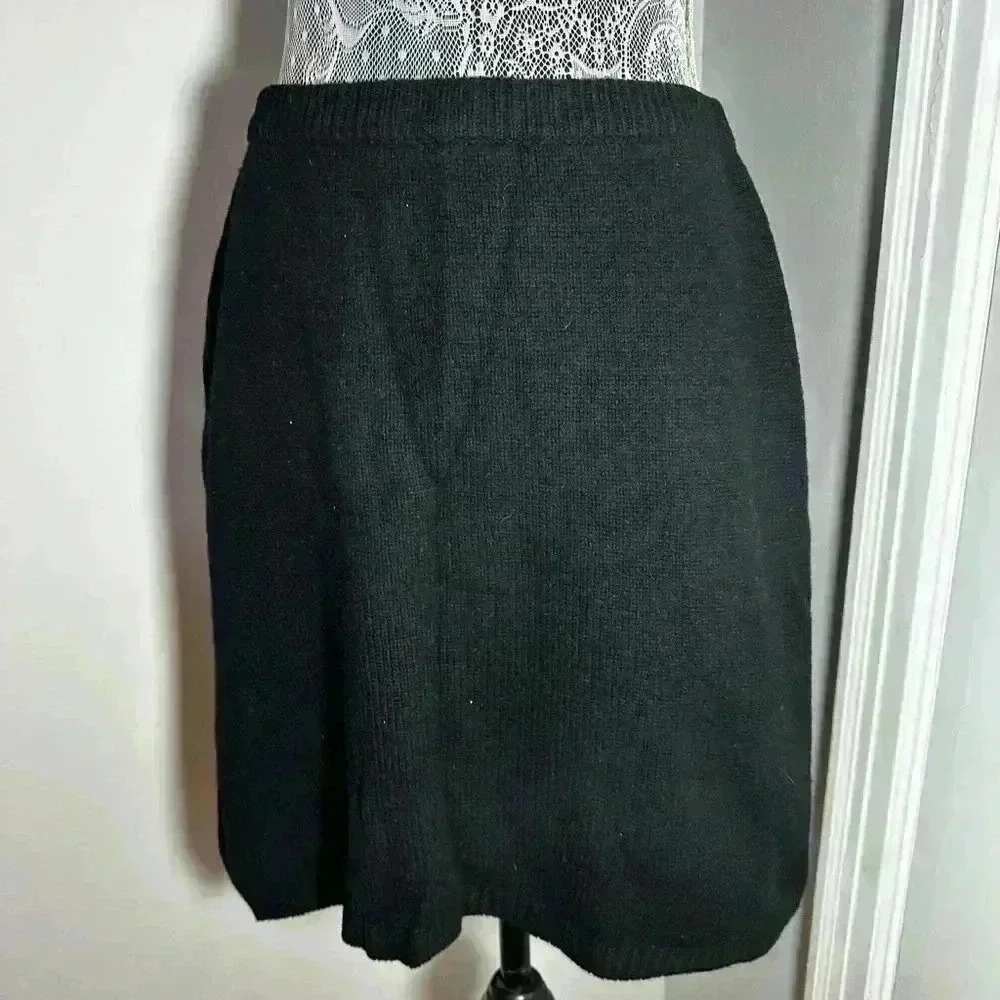 VTG 80’s GAP 100% wool Black Pencil Skirt. Three Button Accent. Elastic waist.